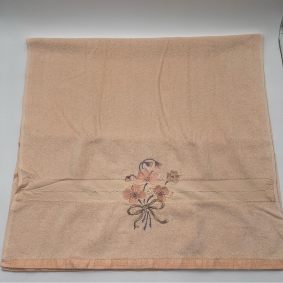Vintage Bath Towels Peach Floral USA Made Cotton Cottage Grandma Floral 80s 90s - Picture 3 of 14